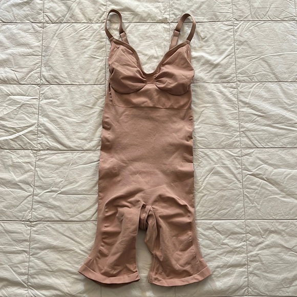 SKIMS SCULPTING BODYSUIT MID THIGH W. OPEN GUSSET - Picture 1 of 8